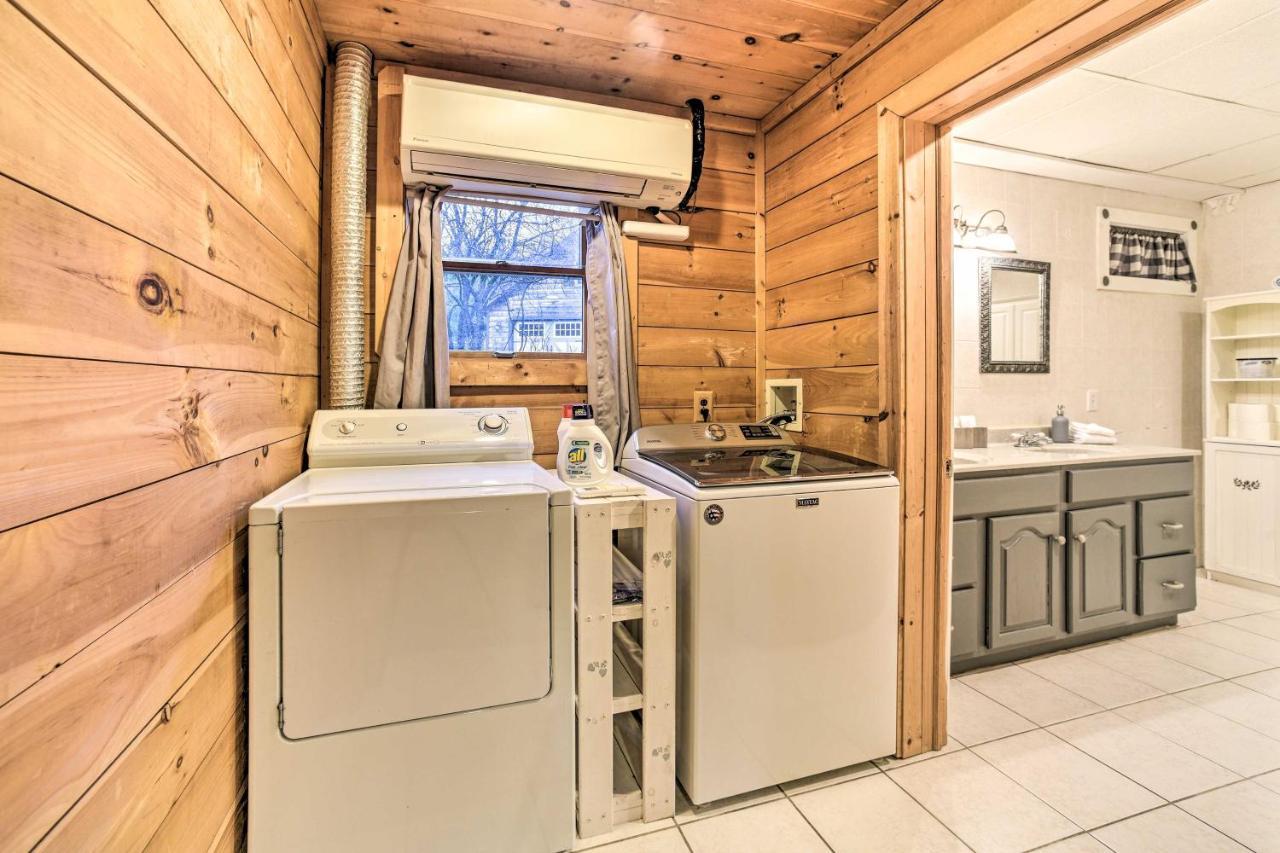 Spacious Cabin With Decks Near Saratoga Springs Middle Grove Exteriör bild