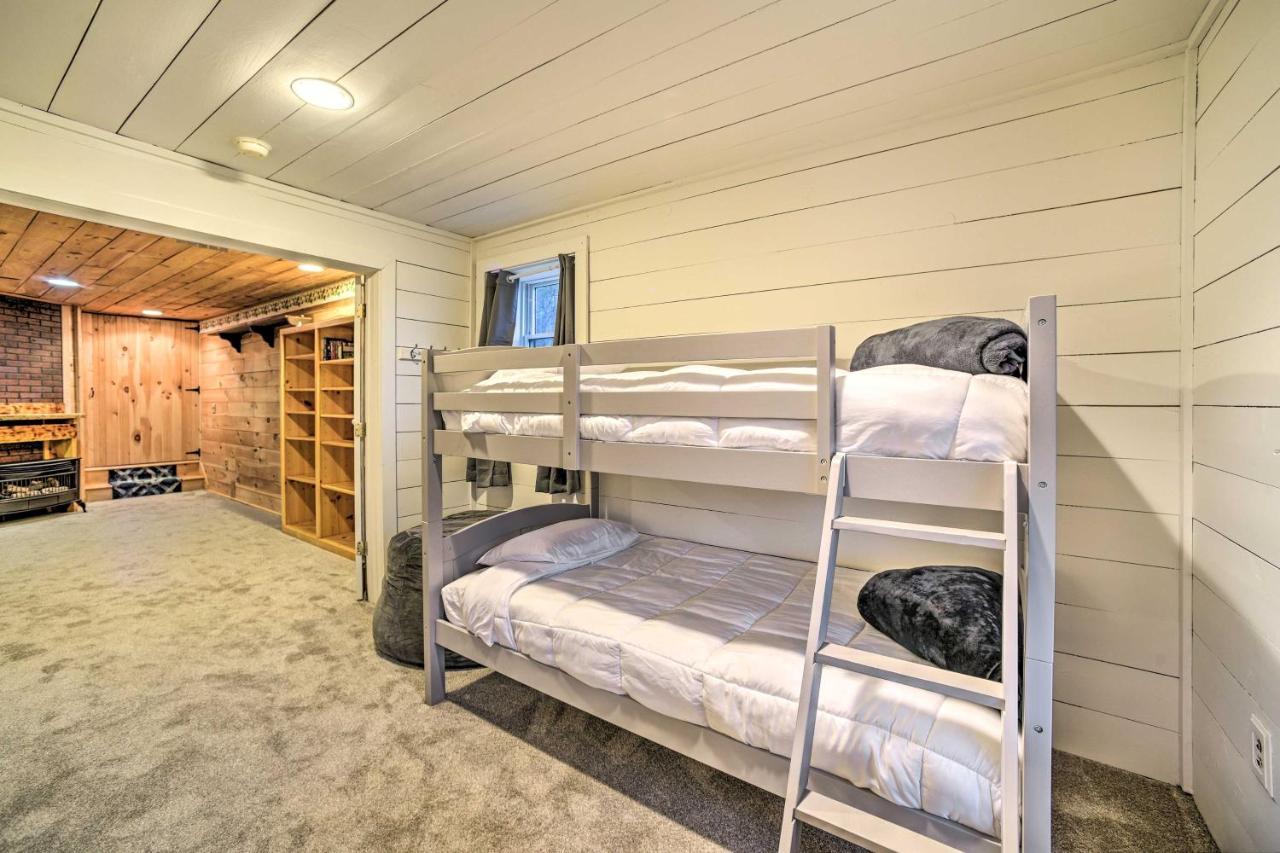 Spacious Cabin With Decks Near Saratoga Springs Middle Grove Exteriör bild