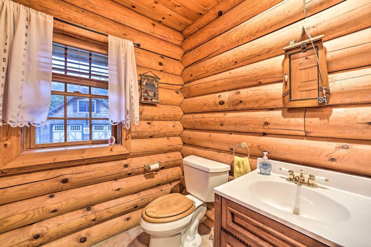 Spacious Cabin With Decks Near Saratoga Springs Middle Grove Exteriör bild