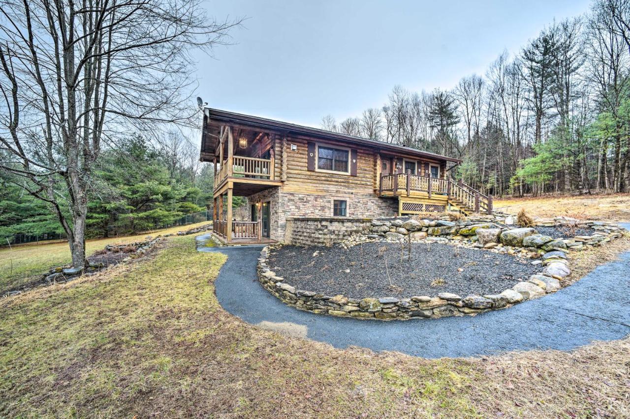 Spacious Cabin With Decks Near Saratoga Springs Middle Grove Exteriör bild